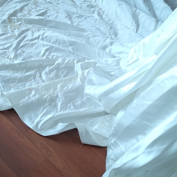 Satin embroidered wedding dress - Picture 4 of 7